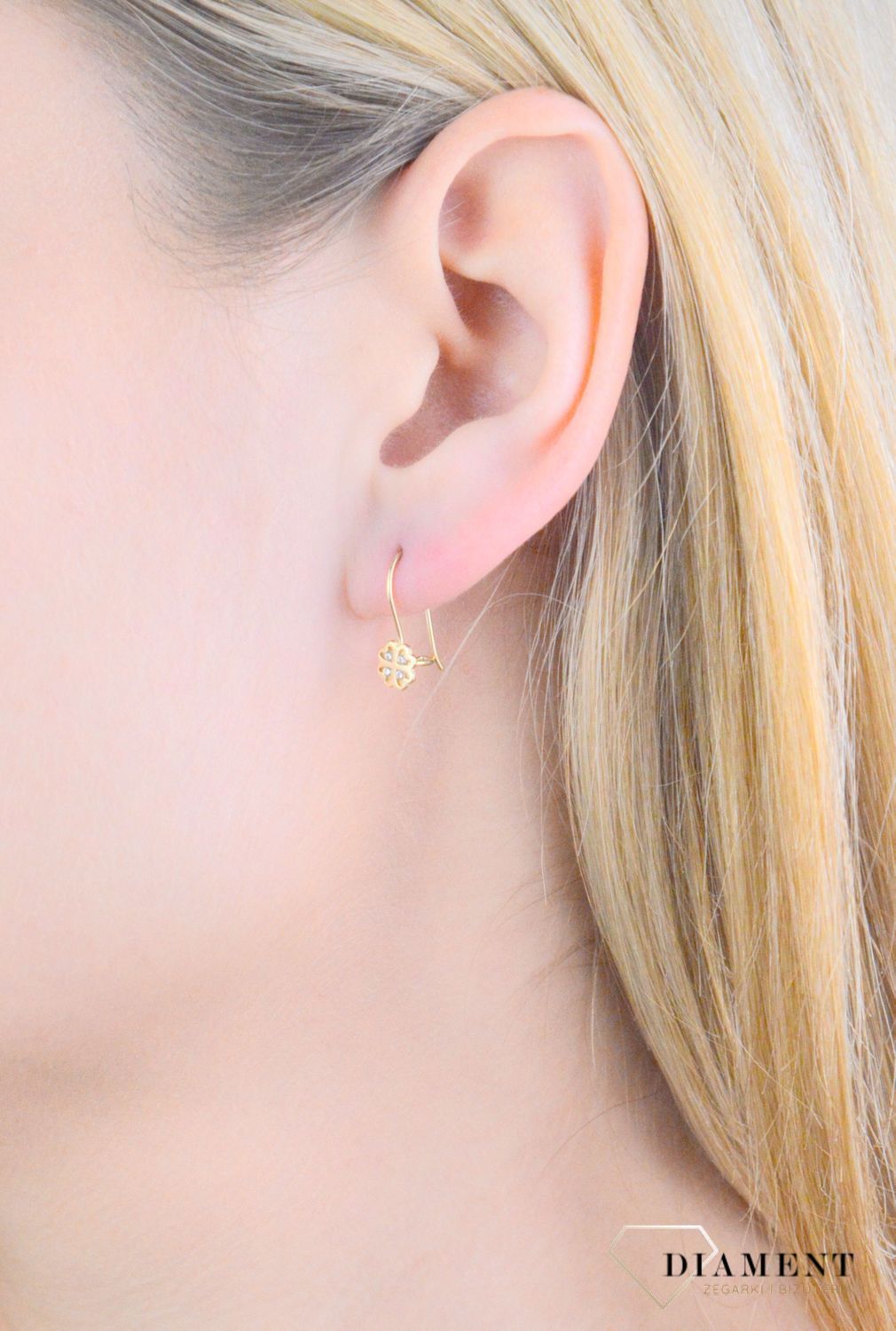 Kolczyki złote dziecięce koniczynki z cyrkoniami próba 375, KL 9274A 375 Złote kolczyki próby 375 wiszące koniczynki, ozdobione cyrkoniami. Złote kolczyki wykonane z wysokiej jakości żółtego złota, próba 375. Kolczyki w mini (1).jpg